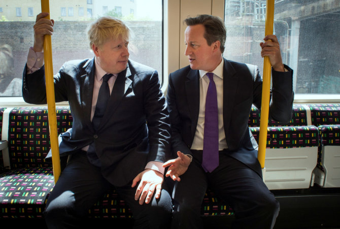 „Reuters“/„Scanpix“ nuotr./Borisas Johnsonas ir Davidas Cameronas