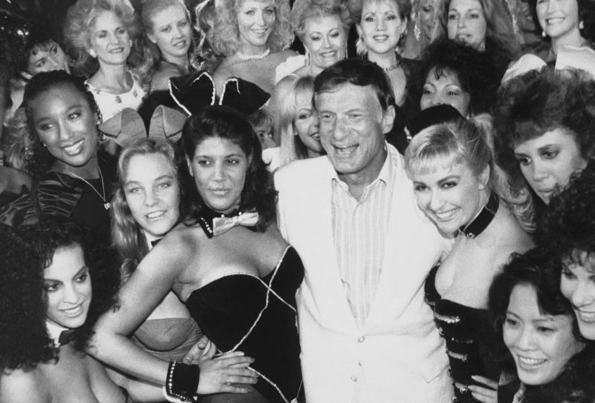 „Scanpix“/AP nuotr./Hugh Hefneris su „Playboy“ zuikutėmis (1986 m.)