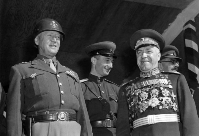 „Scanpix“ nuotr./G.Žukovas (dešinėje) su JAV generolu G.Pattonu (kairėje)