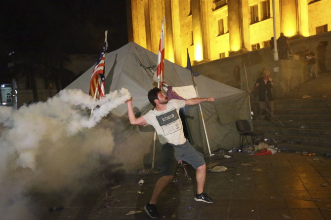 „Reuters“/„Scanpix“ nuotr./Protestas Tbilisyje