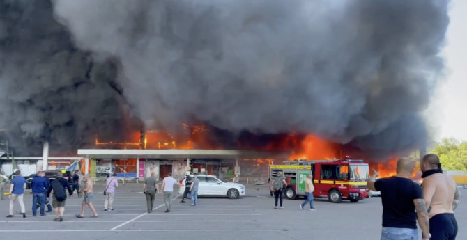 Kadras iš Volodymyro Zelensio „Telegram“ vaizdo įrašo/Smogta prekybos centrui Kremenčuke