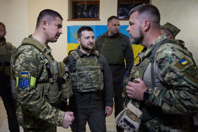 AFP/ „Scanpix“ nuotr./Volodymyras Zelenskis su kariais