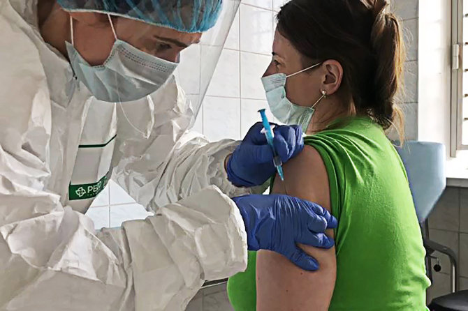 „Scanpix“/ITAR-TASS nuotr./Rusijoje, Gamalėjos institute pacientei leidžiama eksperimentinė COVID-19 vakcina