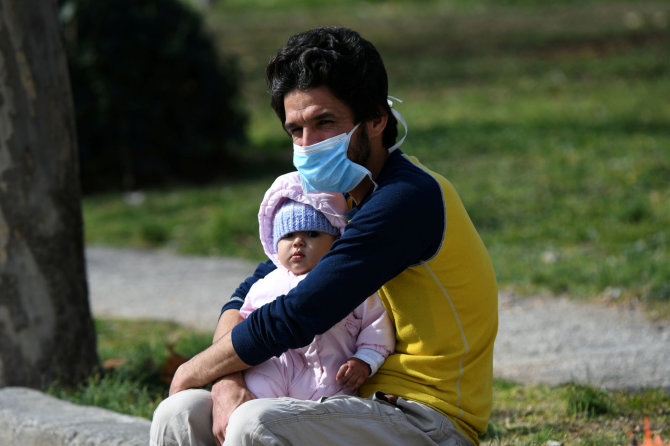 „Reuters“/„Scanpix“ nuotr./Vyras su vaiku Salonikuose, Graikijoje