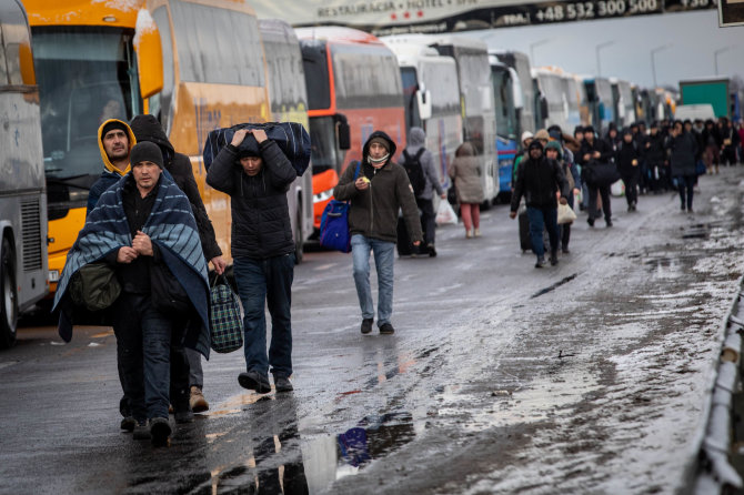 Vidmanto Balkūno / 15min nuotr./Ukrainos karo pabėgėliai kerta Krakovets sienos perėjimo punktą į Lenkiją