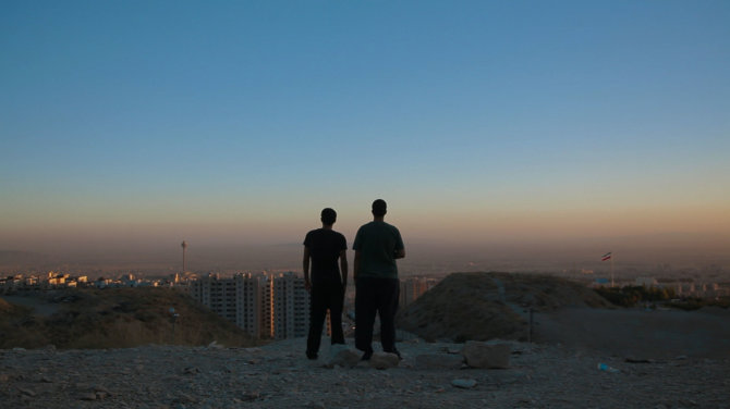 Kadras iš filmo „Irano reivas“