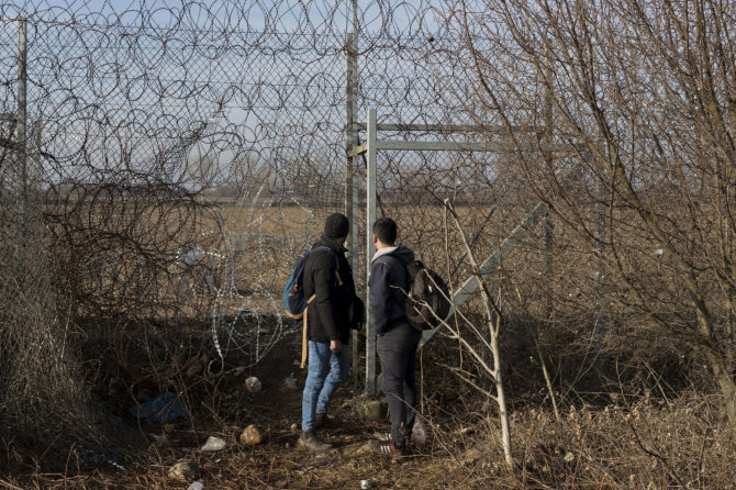 „Scanpix“ nuotr./Migrantai Turkijoje prie sienos su Graikija