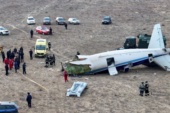 „Scanpix“/AP nuotr./Kazachstane nukrito Azerbaidžano avialinijų lėktuvas, skridęs iš Baku į Grozną