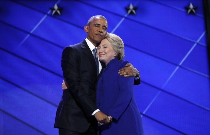 „Reuters“/„Scanpix“ nuotr./Baracko Obamos ir Hillary Clinton apsikabinimas Filadelfijoje