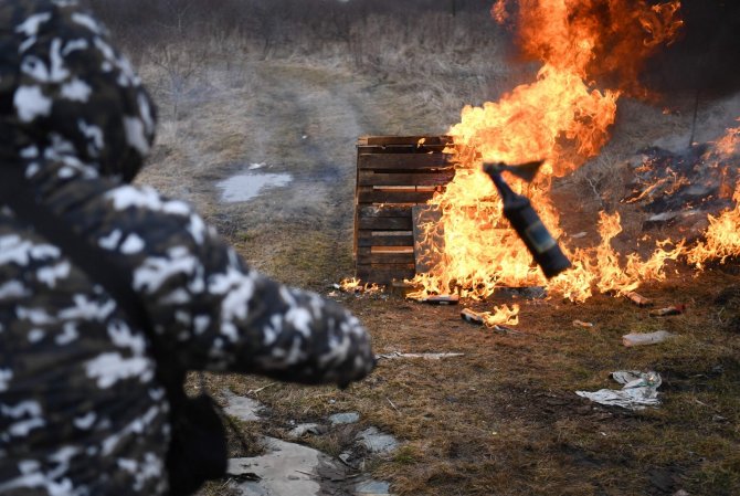 Vyras meta Molotovo kokteilį / DANIEL LEAL / AFP