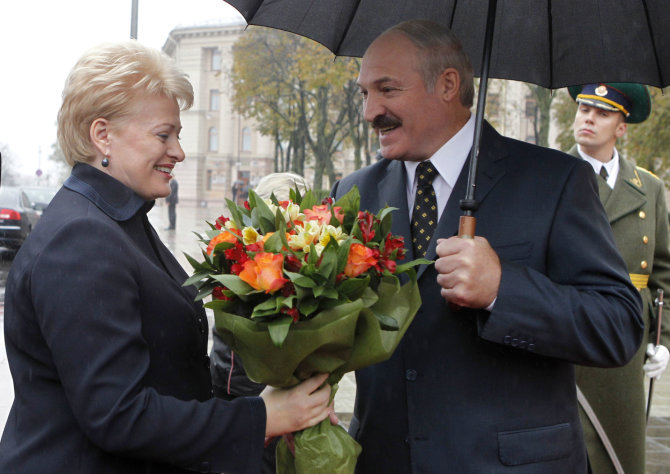 „Reuters“/„Scanpix“ nuotr./Aliaksandras Lukašenka pasitinka Dalią Grybauskaitę Minske
