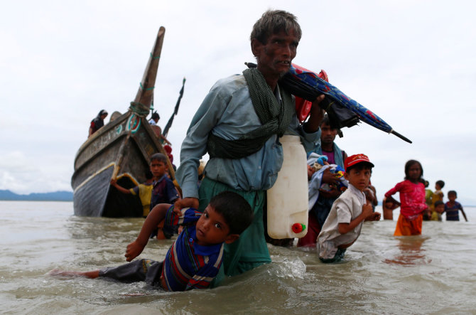 „Reuters“/„Scanpix“ nuotr./Rohinjai bėga iš Mianmaro