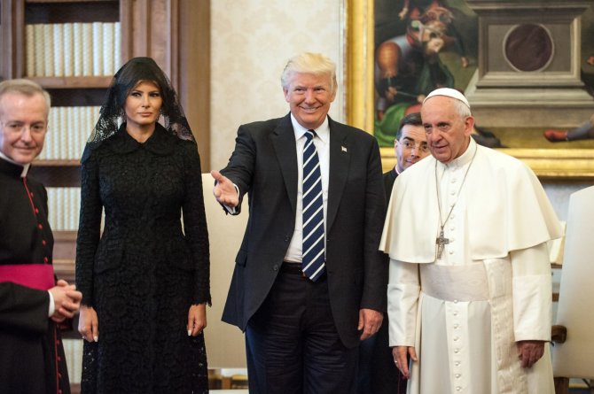 „Scanpix“ nuotr./Melania Trump, Donaldas Trumpas ir popiežius Pranciškus