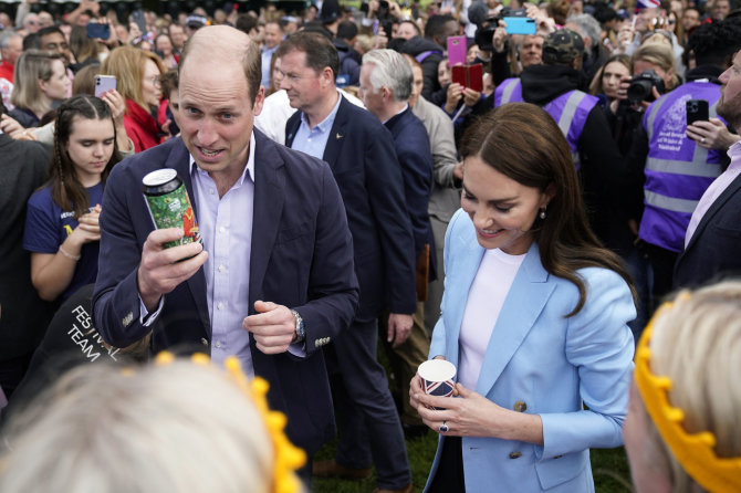 AFP/„Scanpix“ nuotr./Gatvės vakarėlyje – Kate Middleton ir princas Williamas
