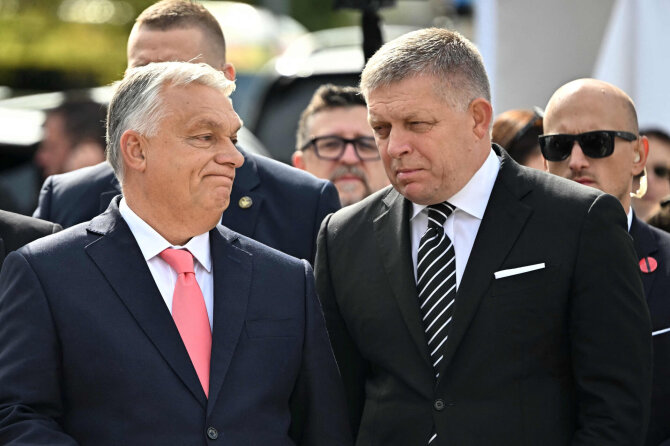 V. Orbanas ir R. Fico / ATTILA KISBENEDEK / AFP