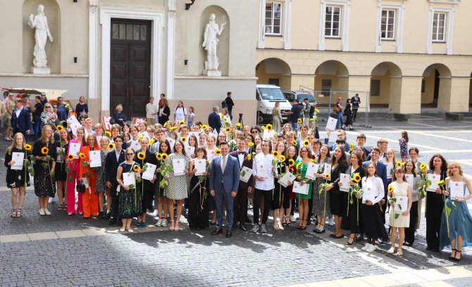 Kastyčio Mačiūno/Vilniaus miesto savivaldybė nuotr./Geriausi Vilniaus abiturientai pagerbti Vilniaus universiteto Šv. Jonų bažnyčioje