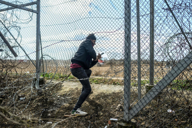 AFP/„Scanpix“ nuotr./Nelegalus migrantas karpo tvorą tarp Turkijos ir Graikijos