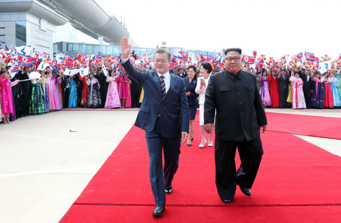 „Reuters“/„Scanpix“ nuotr./Moon Jae-inas ir Kim Jong Unas