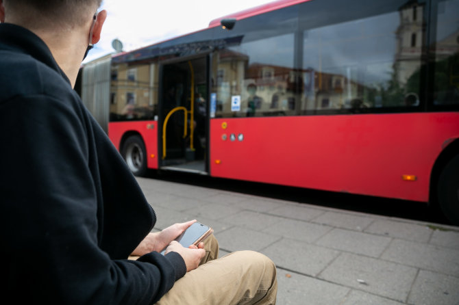 Žygimanto Gedvilos / 15min nuotr./Vilniuje išbandyta nauja programėlė, padėsianti patogiau keliauti viešuoju transportu judumo negalią turintiems žmonėms