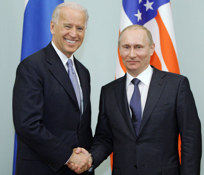 AFP/„Scanpix“ nuotr./Joe Bidenas ir Vladimiras Putinas 2011 metais
