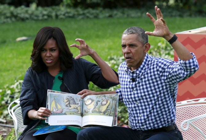 „Reuters“/„Scanpix“ nuotr./Barackas ir Michelle Obama vaikams skaito pasaką