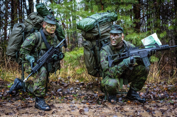 Vidmanto Balkūno / 15min nuotr./Šauktinių kasdienybė: pratybos miške ir darbas su ginklais