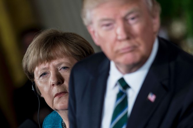 AFP/„Scanpix“ nuotr./A.Merkel ir D.Trumpo susitikimas Baltuosiuose rūmuose