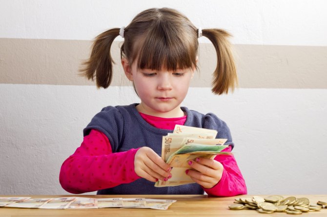 123RF.com nuotr./Mergaitė skaičiuoja pinigus