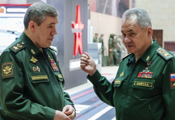 „AFP“/„Scanpix“/Rusijos gynybos ministras Sergejus Šoigu ir ginkluotųjų pajėgų vadas Valerijus Gerasimovas