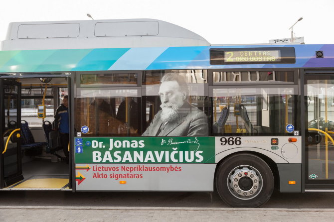 Vilniaus sav. nuotr./Autobusas su Jono Basanavičiaus atvaizdu