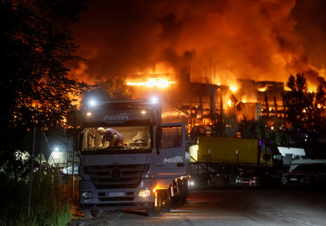 Gaisras po Rusijos smūgių Kyjive / Gleb Garanich / REUTERS