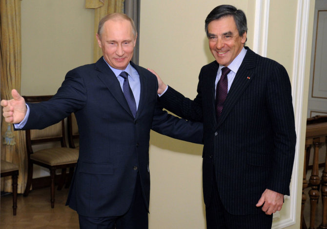 „Scanpix“/AP nuotr./Vladimiras Putinas ir Francois Fillonas Maskvoje 2013 metais