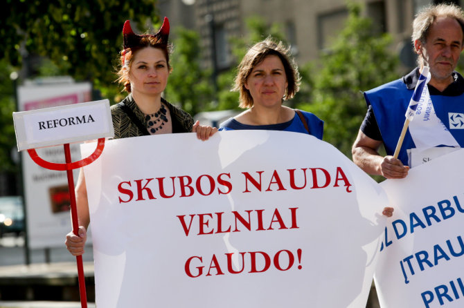 Vidmanto Balkūno / 15min nuotr./Lietuvos profesinių sąjungų konfederacijos protesto akcija