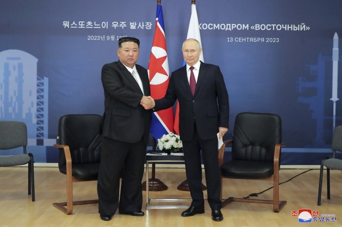„Scanpix“/AP nuotr./Kim Jong Unas ir Vladimiras Putinas