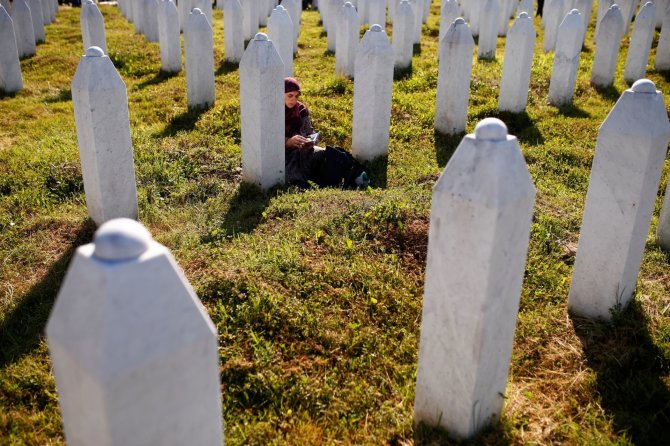 „Reuters“/„Scanpix“ nuotr./Tūkstančiai žmonių mini Srebrenicos žudynių aukas