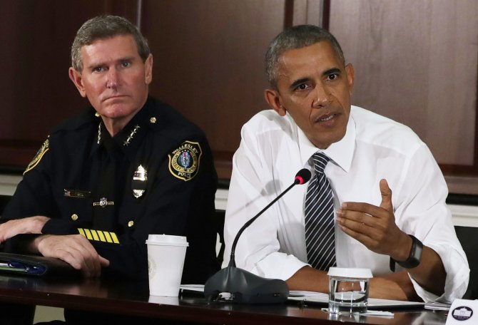 AFP/„Scanpix“ nuotr./Terrence'as Cunninghamas ir JAV prezidentas Barackas Obama