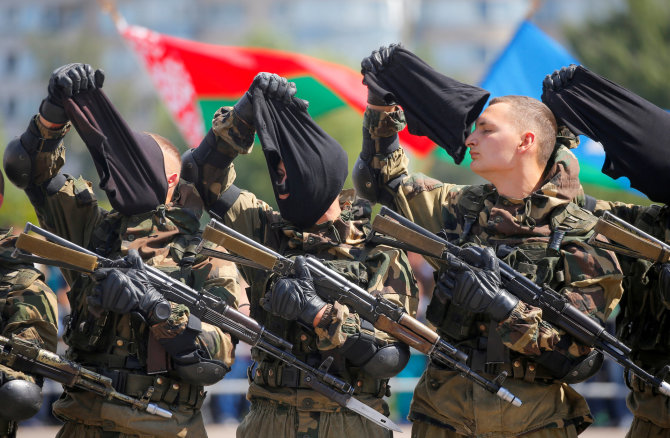 „Reuters“/„Scanpix“ nuotr./Baltarusijos kariai