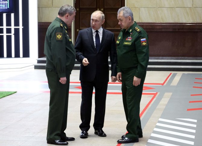 AFP/ „Scanpix“ nuotr./Valerijus Gerasimovas, Vladimiras Putinas ir Sergejus Šoigu