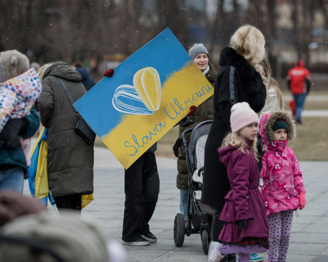 K.Jasudaitės nuotr./Lietuvos aktyvių moterų komiteto simbolinė akcija Vilniuje už Ukrainos vaikus