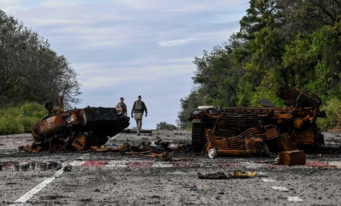 AFP/„Scanpix“ nuotr./Sunaikinta Rusijos karinė technika Charkivo regione