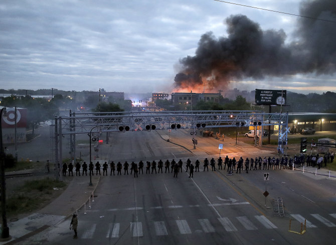 „Scanpix“/AP nuotr./Protestų nusiaubtas Mineapolio miestas JAV