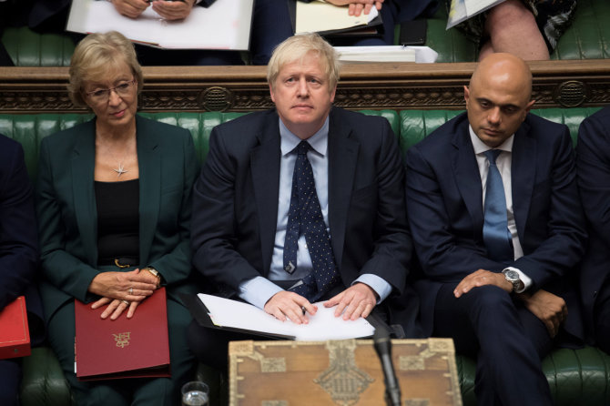 „Reuters“/„Scanpix“ nuotr./Borisas Johnsonas įstumtas į kampą