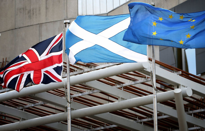 „Scanpix“/„PA Wire“/„Press Association Images“ nuotr./Jungtinės Karalystės, Škotijos ir Europos Sąjungos vėliavos