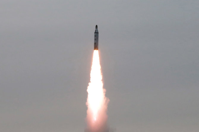 „Reuters“/„Scanpix“ nuotr./Šiaurės Korėjos raketa