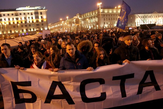 AFP/„Scanpix“ nuotr./Protestas Minske