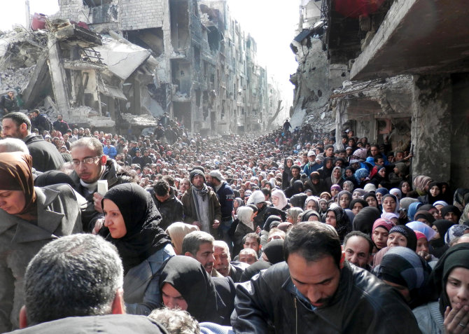 „Scanpix“/AP nuotr./Jarmuko pabėgėlių stovyklos gyventojai laukia maisto davinių 2014 m. sausio mėnesį