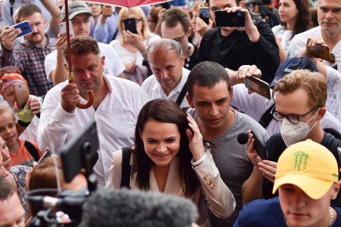 AFP/„Scanpix“ nuotr./Opozicijos kandidatė Svetlana Tichanovskaja balsavo rinkimuose