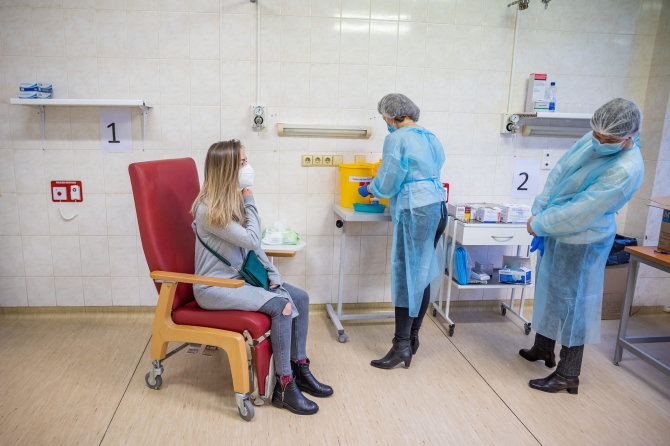 Sauliaus Žiūros nuotr./Vilniaus miesto klinikinės ligoninės medikų vakcinacija nuo COVID-19