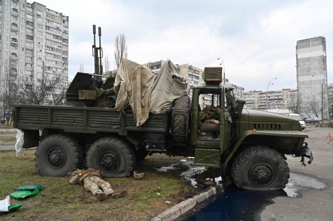 AFP/„Scanpix“ nuotr./Rusų karinis sunkvežimis po susišaudymo ir žuvę rusų kariai