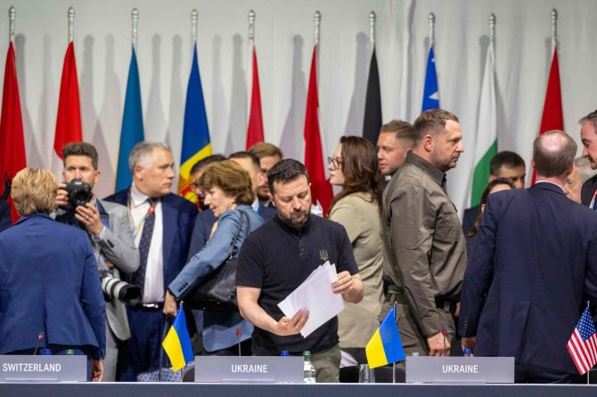 AFP/„Scanpix“ nuotr./Volodymyras Zelenskis Ukrainos taikos aukščiausiojo lygio susitikime Šveicarijoje